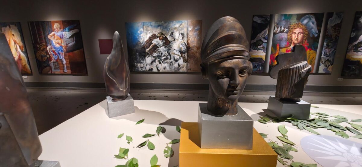 Άποψη της έκθεσης «Ο Μέγας Αλέξανδρος πίσω στην Αίγυπτο», που περιλαμβάνει 41 ζωγραφικούς πίνακες και 12 γλυπτά του Μάκη Βαρλάμη. Πηγή εικόνας: ΑΠΕ-ΜΠΕ / Πειραματικό Εργαστήριο Βεργίνας.