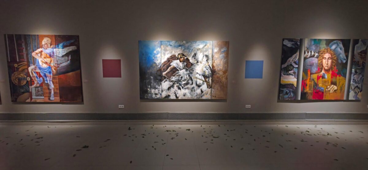 Άποψη της έκθεσης «Ο Μέγας Αλέξανδρος πίσω στην Αίγυπτο», που περιλαμβάνει 41 ζωγραφικούς πίνακες και 12 γλυπτά του Μάκη Βαρλάμη. Πηγή εικόνας: ΑΠΕ-ΜΠΕ / Πειραματικό Εργαστήριο Βεργίνας.