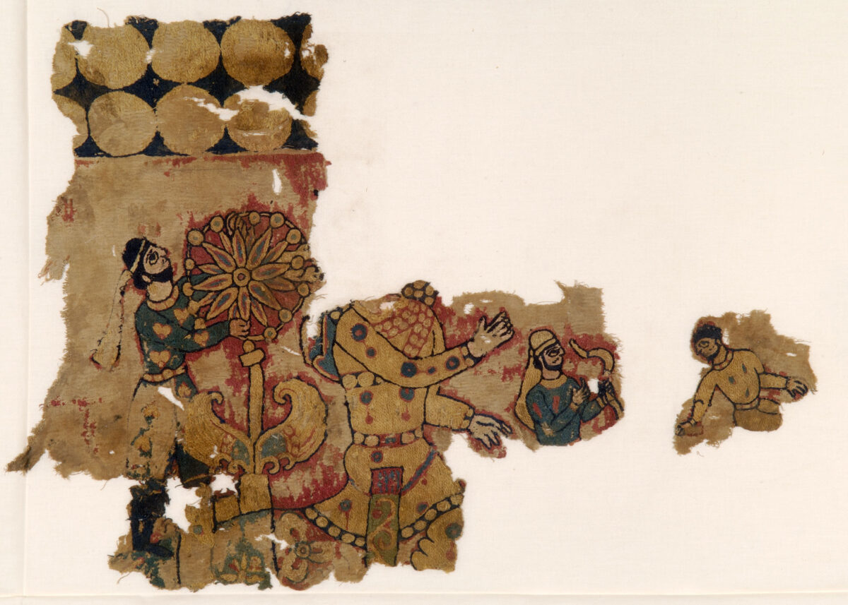 Δύο τμήματα του ίδιου υφαντού τάπητα που απεικονίζουν έναν Σασσανίδη ηγεμόνα έφιππο κατά τη διάρκεια βασιλικού κυνηγιού. Αίγυπτος, 6ος–7ος αιώνας. 39×42 εκ. Μουσείο Μπενάκη, αρ. ευρ. 7001.