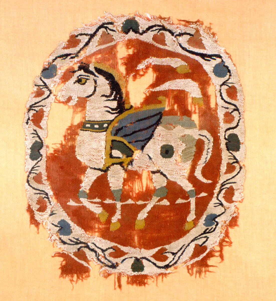 Υφαντό από λινό και μαλλί που απεικονίζει φτερωτό άλογο από επιτοίχιο ύφασμα. Αίγυπτος, 6ος αιώνας. 37×29,5 εκ. Μουσείο Μπενάκη, αρ. ευρ. 7002. Παρότι το θέμα προέρχεται από την ελληνική μυθολογία (Πήγασος), οι διακοσμητικές λεπτομέρειες αποκαλύπτουν σασσανιδική επιρροή.