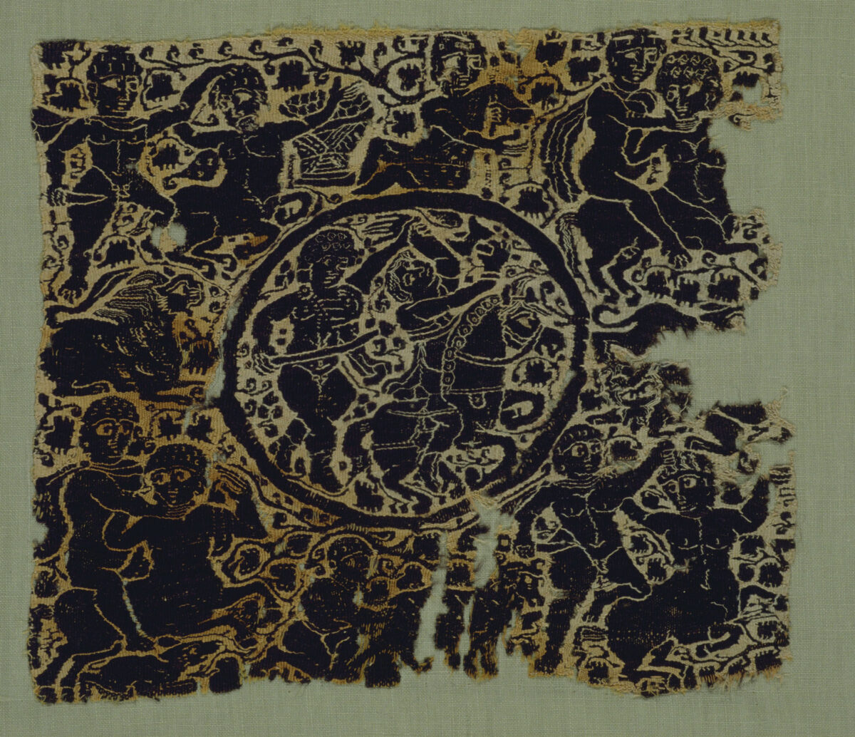 Υφαντό με σκηνές από τον μυθολογικό κύκλο του Ηρακλή. Το κεντρικό μετάλλιο απεικονίζει το γνωστό επεισόδιο της αρπαγής της ζώνης της Ιππολύτης, βασίλισσας των Αμαζόνων. Αίγυπτος, 6ος αιώνας. 19×17 εκ. Μουσείο Μπενάκη, αρ. ευρ. 7035.