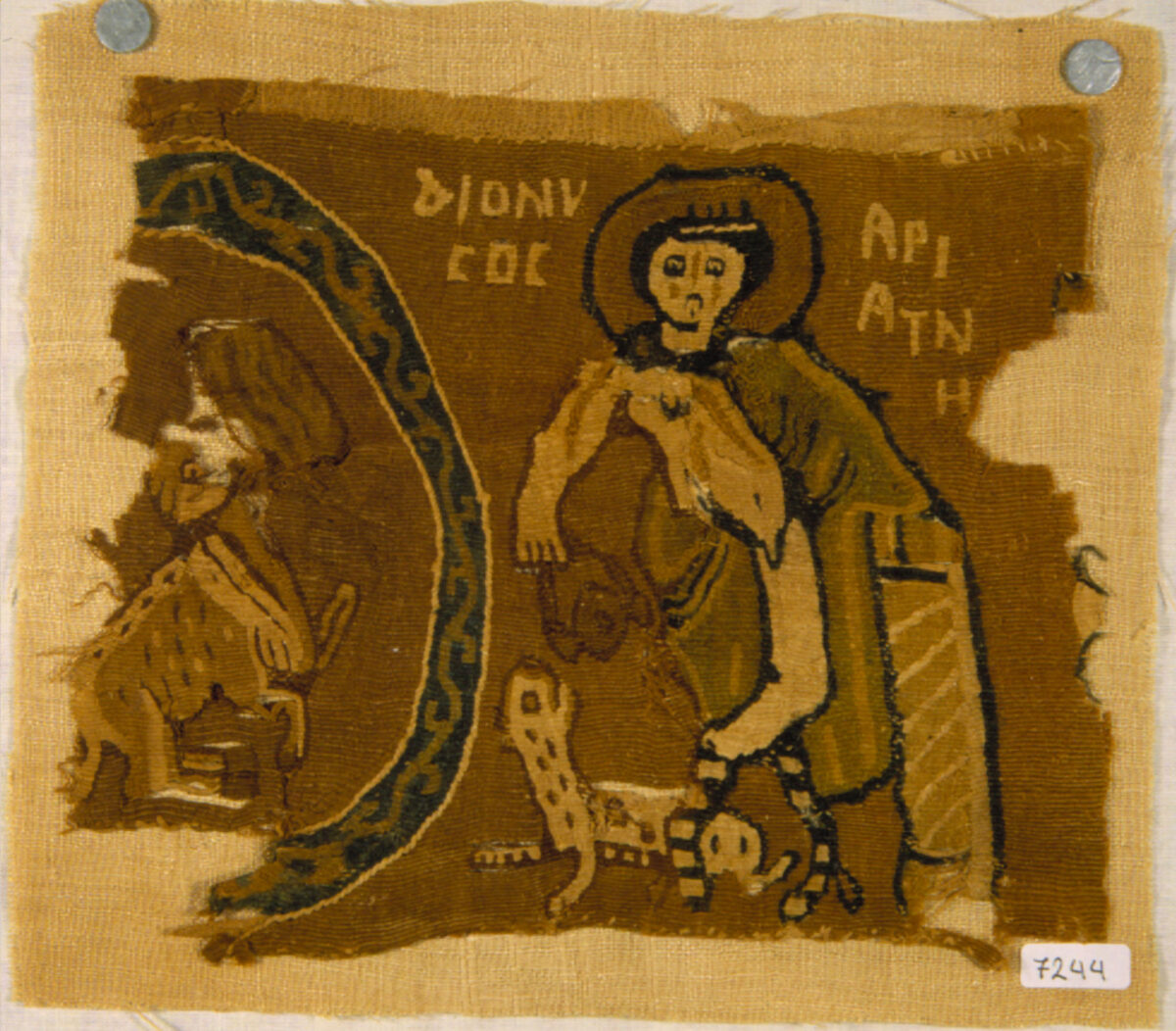 Ταινία χιτώνα από λινό και μαλλί που απεικονίζει το μυθολογικό ζεύγος του Διονύσου και της Αριάδνης. Αίγυπτος, 6ος αιώνας. 19×15 εκ. Μουσείο Μπενάκη, αρ. ευρ. 7244.