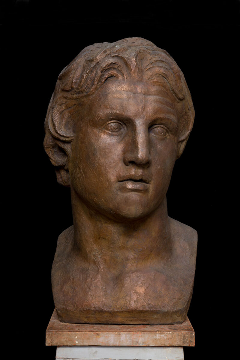 Γιάννης Παππάς (1913–2005), «Μέγας Αλέξανδρος», 1969. Μπρούντζος, 88×49×59 εκ. Μουσείο Μπενάκη, ΕΓΠ 159. Κατά το πρότυπο της περγαμηνής προτομής του Αλεξάνδρου.