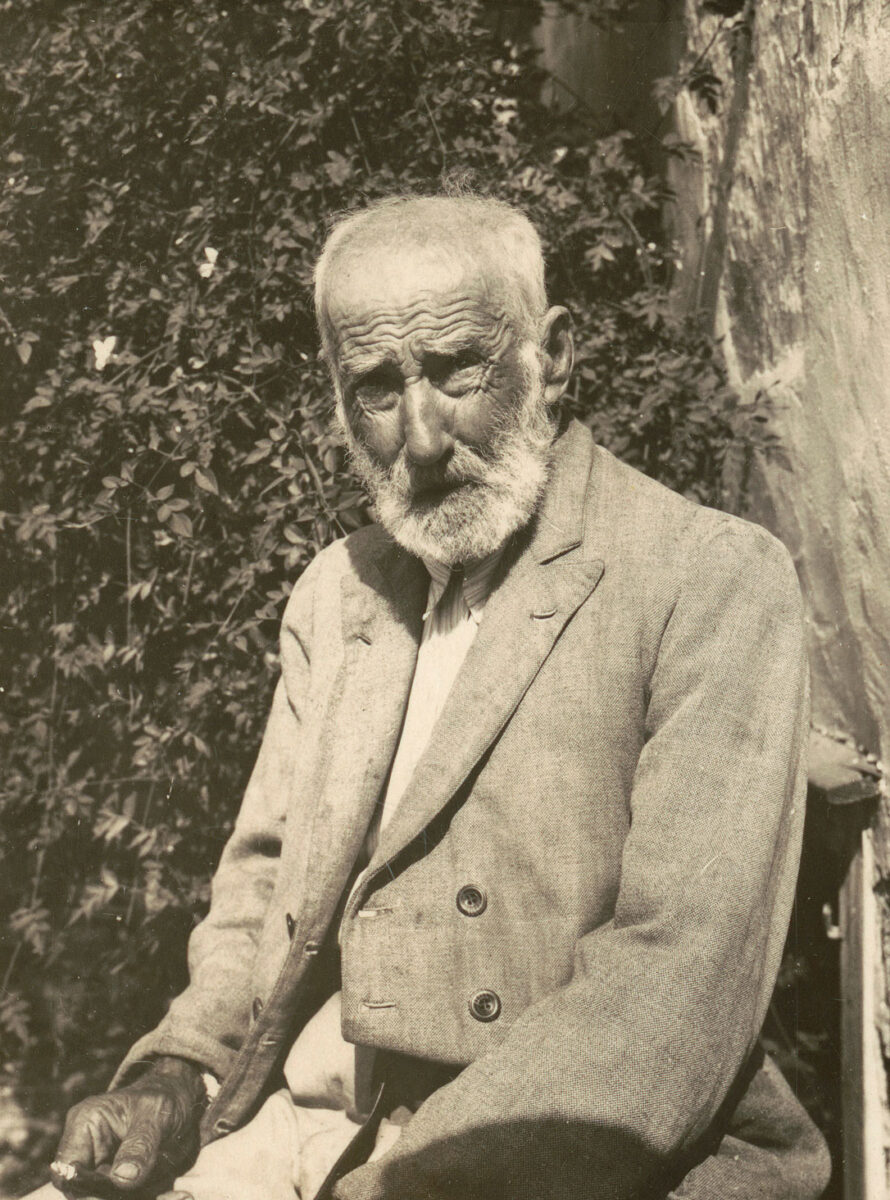 Ο Γιαννούλης Χαλεπάς στον κήπο του σπιτιού του, στον Πύργο. Ιδιωτική Συλλογή. Πηγή εικόνας: ΥΠΠΟ.