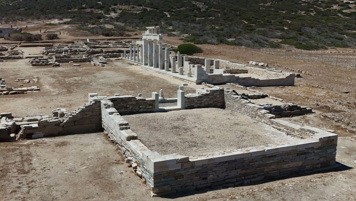 Εικ. 10: Αεροφωτογραφία των αναστηλωμένων λατρευτικών κτιρίων του τεμένους (άποψη από Α). Πηγή εικόνας: ΥΠΠΟ.