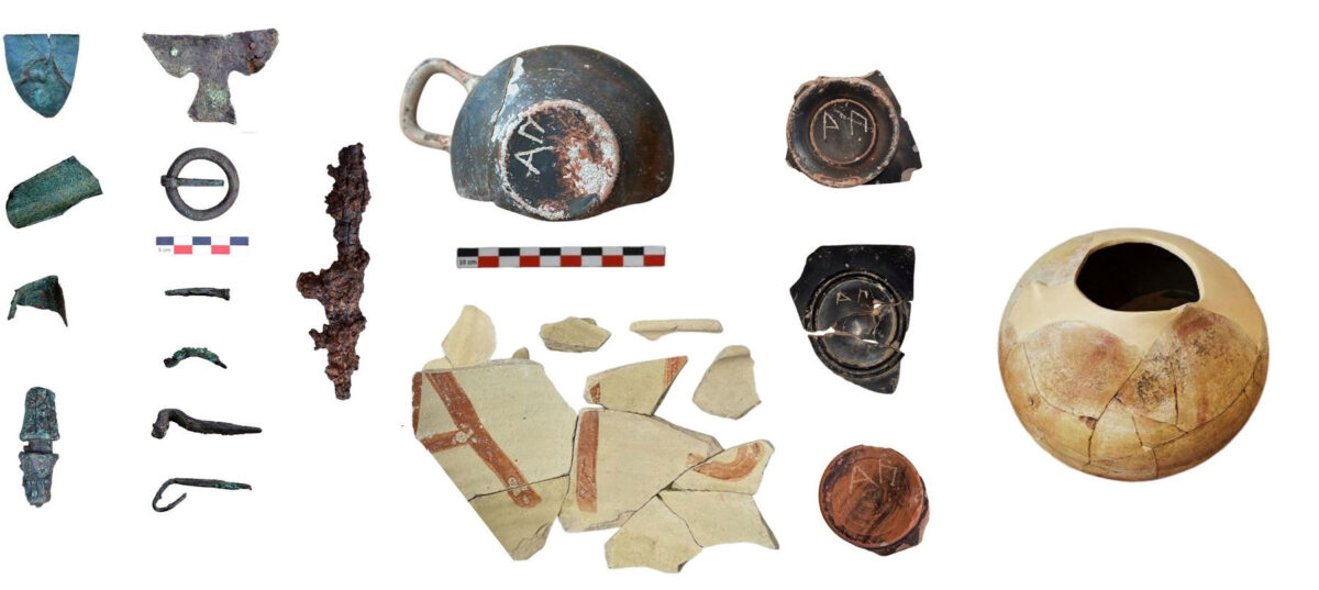 Εικ. 2:  Μεταλλικά αντικείμενα και ενεπίγραφα αγγεία από την ανασκαφή. Πηγή εικόνας: ΥΠΠΟ.