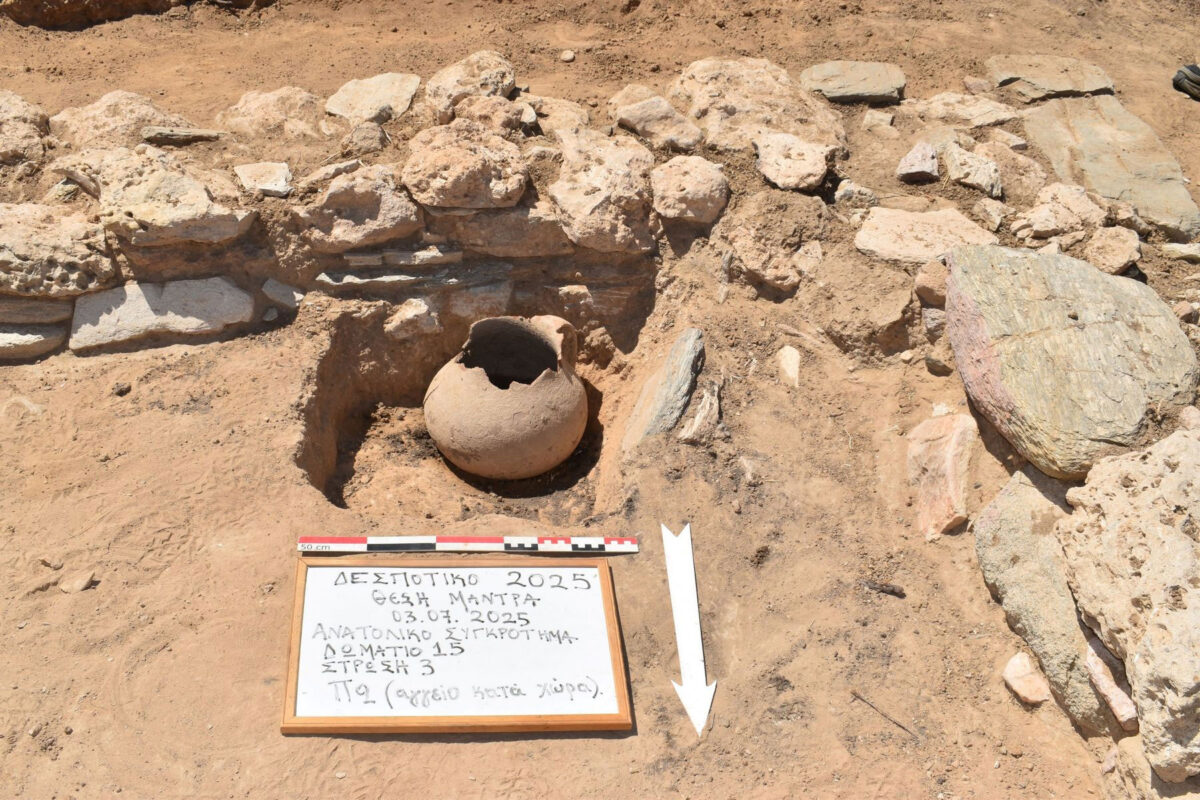 Εικ. 5:  Αποκάλυψη μαγειρικού αγγείου σε δωμάτιο του Ανατολικού Συγκροτήματος. Πηγή εικόνας: ΥΠΠΟ.