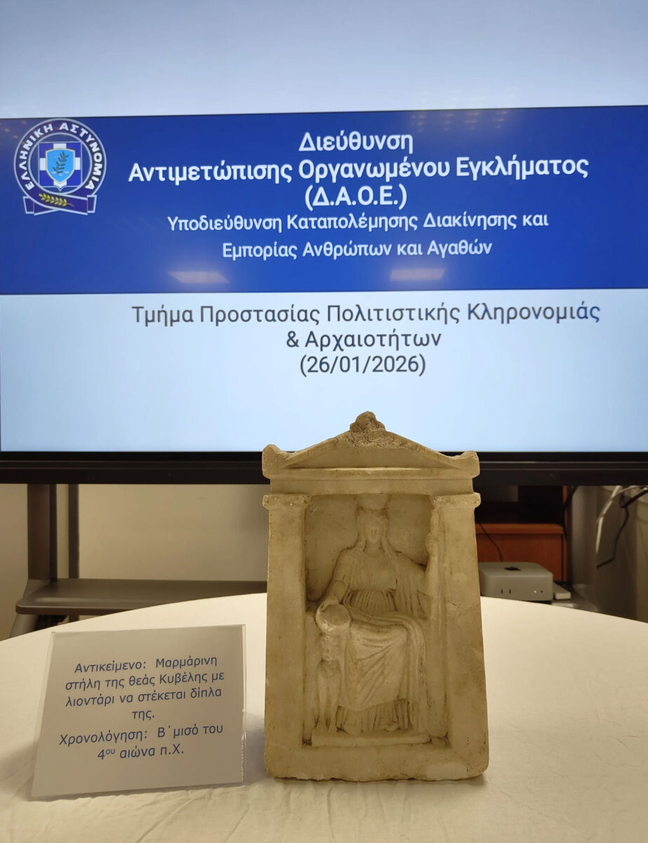 Η μαρμάρινη στήλη που βρέθηκε κρυμμένη σε πατάρι στον Πειραιά. Πηγή εικόνας: Ελληνική Αστυνομία.