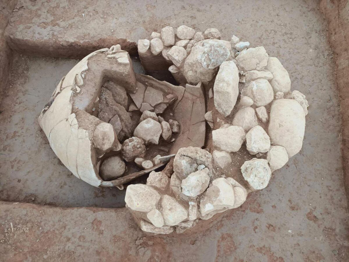 Ο πίθος και ο ημικυκλικός τοίχος γύρω από το στόμιο. Πηγή εικόνας: ΥΠΠΟ.