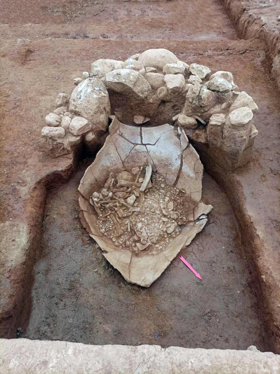 Τα οστά πάνω σε στρώμα από άμμο και βότσαλα. Πηγή εικόνας: ΥΠΠΟ.