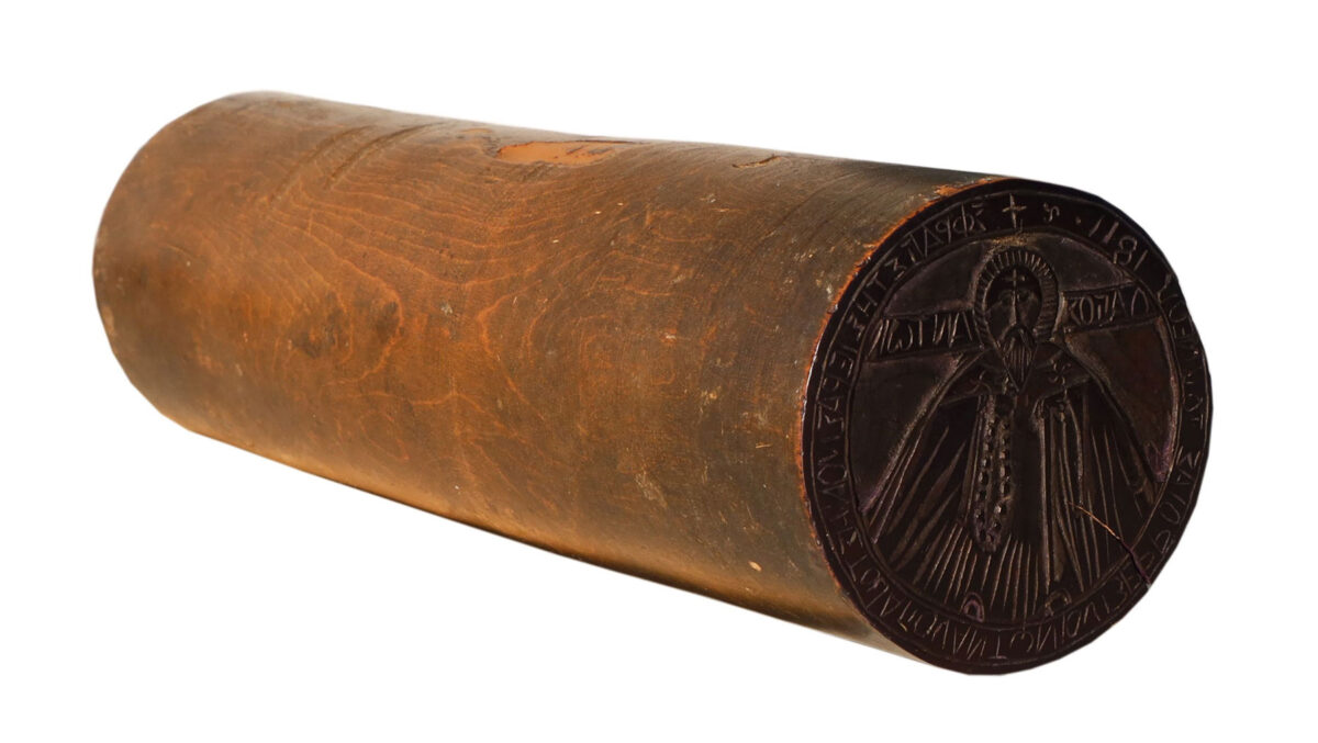 Ξύλινη σφραγίδα, κυλινδρικού σχήματος, μήκους 18,8 εκ. και διαμέτρου 5 εκ. Φέρει δύο εγχάρακτες σφενδόνες στα άκρα της. Βυζαντινό Μουσείο Βέροιας. Φωτ.: Εφορεία Αρχαιοτήτων Ημαθίας.