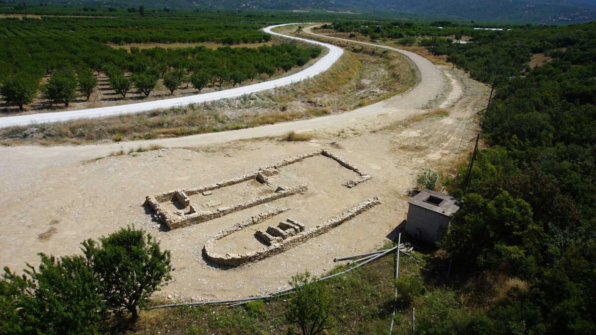 Κτίριο της Μέσης Εποχής του Χαλκού δίπλα στον ταμιευτήρα της λίμνης. Πηγή εικόνας: ΕΦΑ Μαγνησίας.