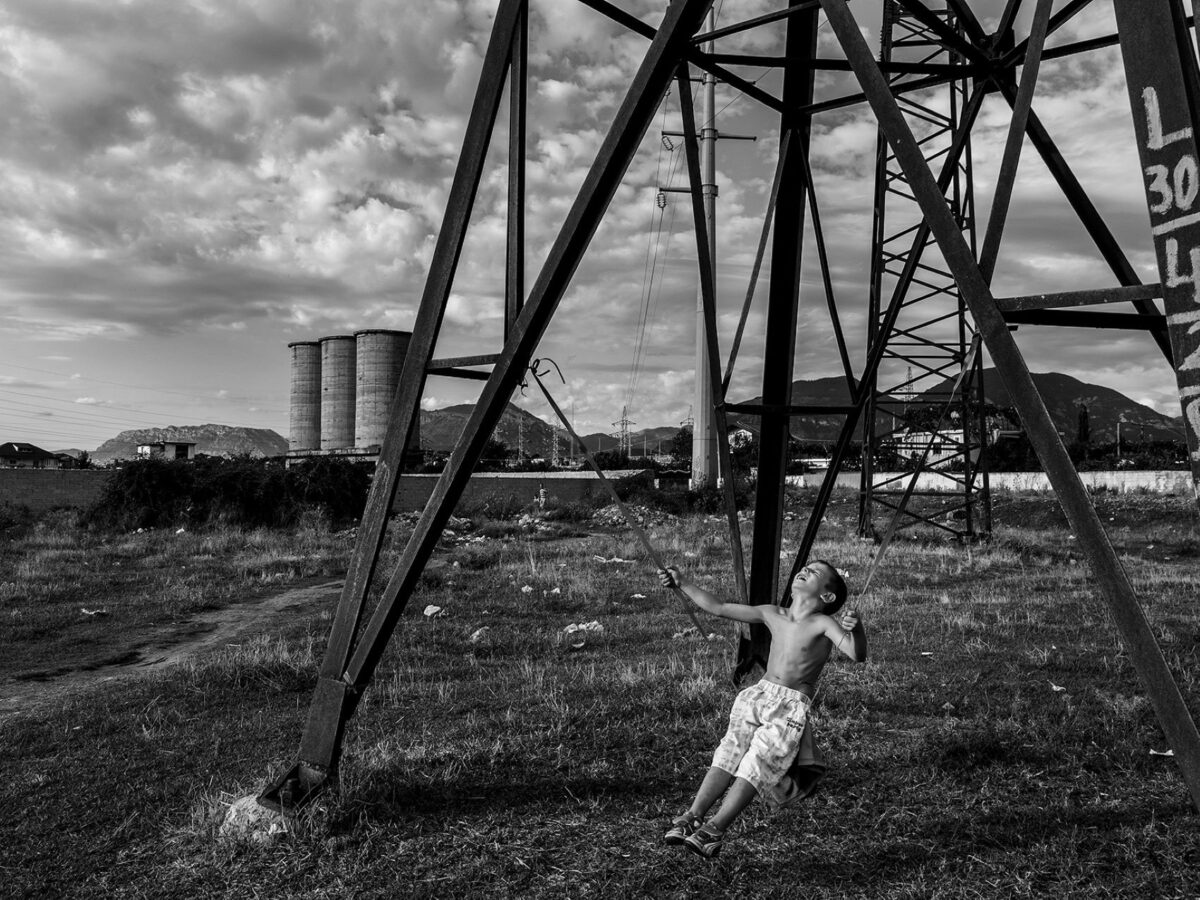 Enri Canaj, Παιδί σε κούνια, Τίρανα 2015. © Enri Canaj - Magnum Photos. Πηγή εικόνας: MOMUS - Μουσείο Φωτογραφίας Θεσσαλονίκης.