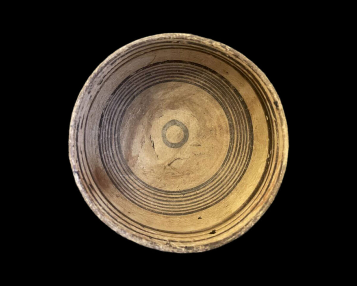 Κύλικα της Δίχρωμης Κεραμικής, της Κυπρο-Γεωμετρικής ΙΙΙ Περιόδου (900-750 π.Χ.)/Κυπρο-Αρχαϊκής Ι περιόδου (750-600 π.Χ.), που επέστρεψε στην Κύπρο. Πηγή εικόνας: Υφυπουργείο Πολιτισμού Κύπρου.