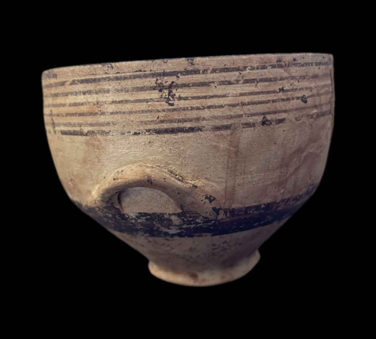 Κύλικα της Δίχρωμης Κεραμικής, της Κυπρο-Γεωμετρικής ΙΙΙ Περιόδου (900-750 π.Χ.)/Κυπρο-Αρχαϊκής Ι περιόδου (750-600 π.Χ.), που επέστρεψε στην Κύπρο. Πηγή εικόνας: Υφυπουργείο Πολιτισμού Κύπρου.