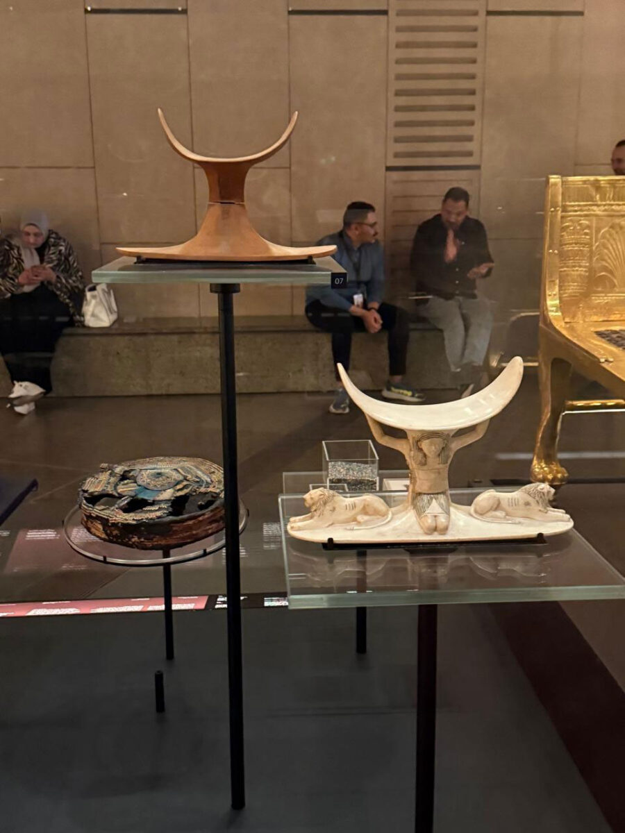 Διακοσμητικά στηρίγματα κεφαλής, Grand Egyptian Museum. Πηγή εικόνας: ΥΠΠΟ.