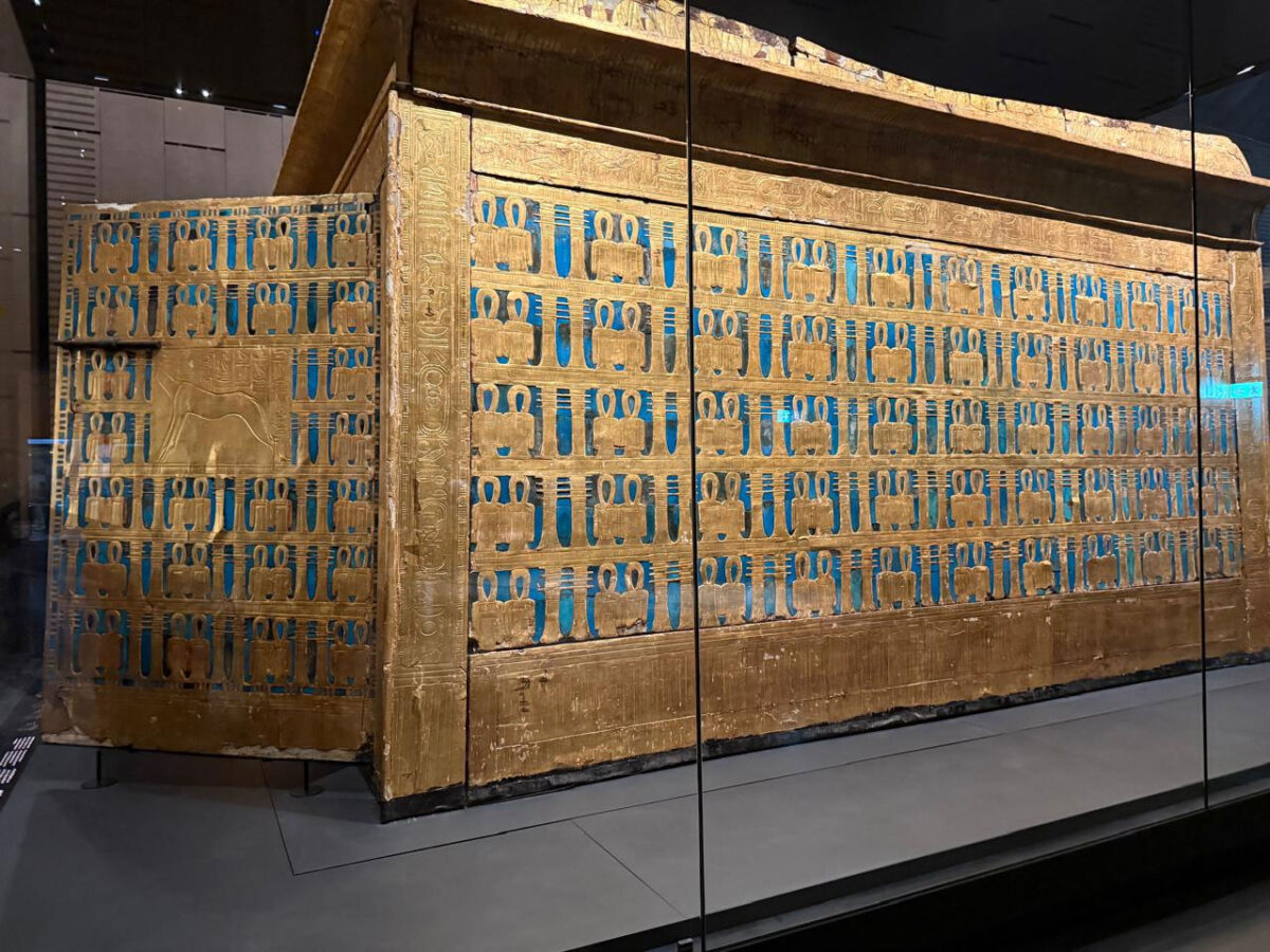 Χρυσή λάρνακα του Τουταγχαμών. Grand Egyptian Museum. Πηγή εικόνας: ΥΠΠΟ.