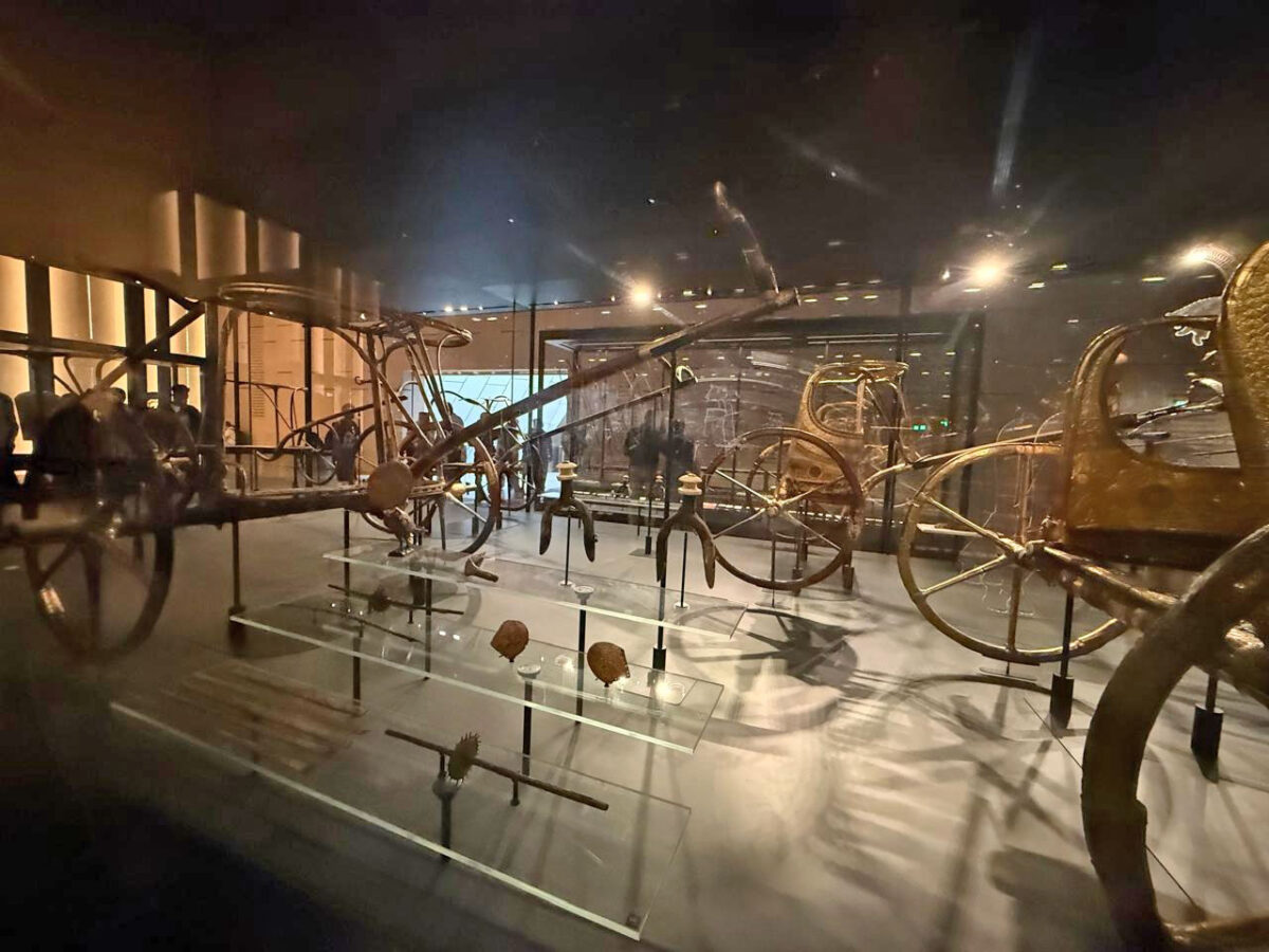 Τα άρματα του Τουταγχαμών. Grand Egyptian Museum. Πηγή εικόνας: ΥΠΠΟ.
