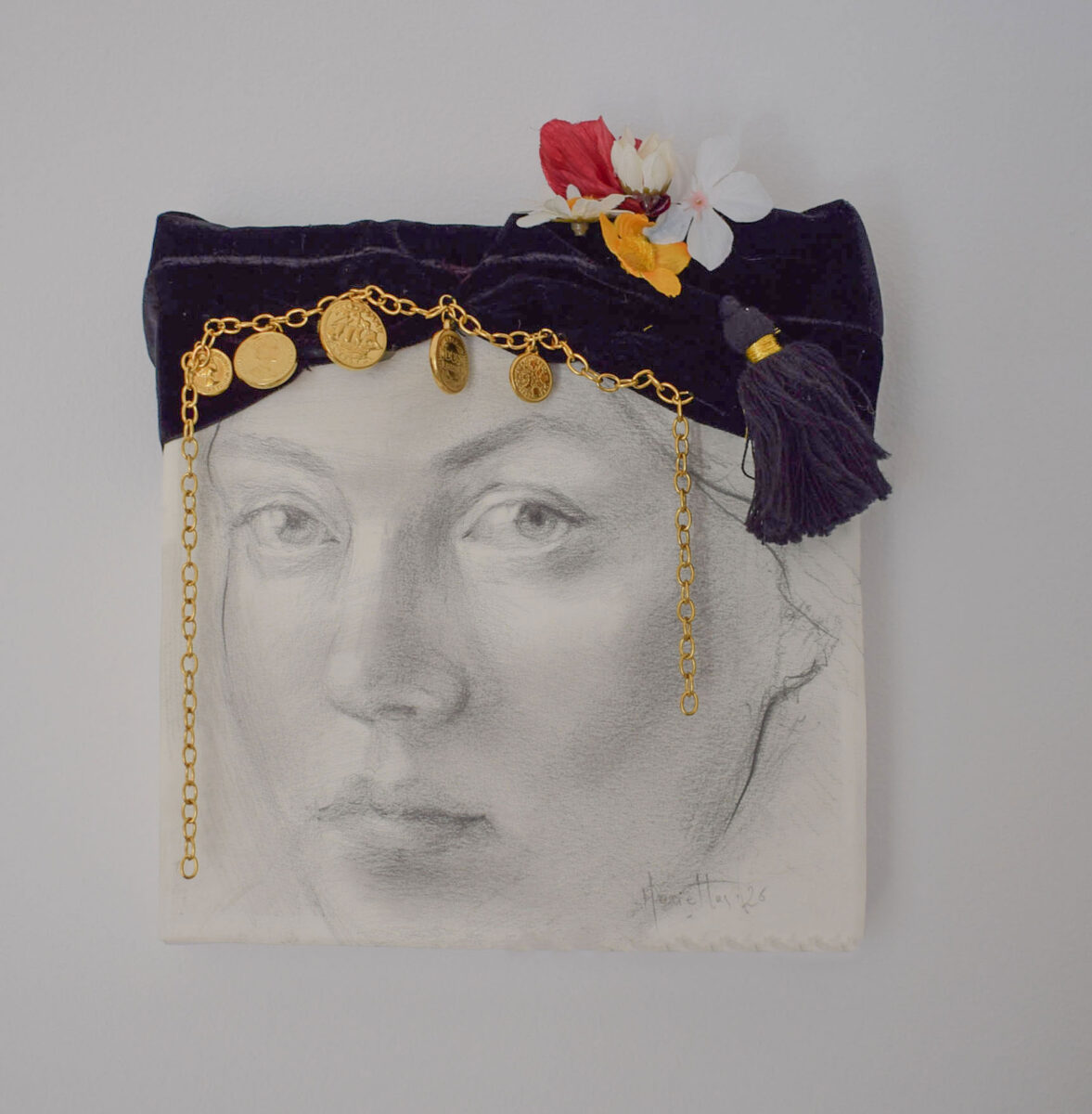 Μαριέττα Παπαχειμώνα, «Κόρη», 2026. Μολύβι σε χαρτί πάνω σε τελάρο. Επικολλημένα στοιχεία: ύφασμα, λουλούδια, φλουριά. Πηγή εικόνας: ΙΜΜΑ.