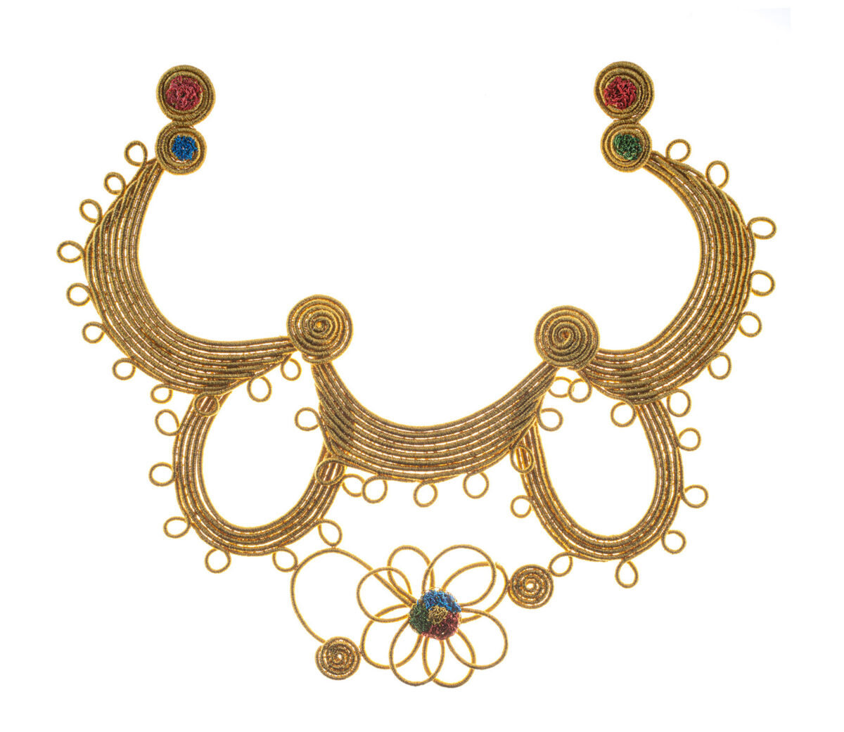 Ελένη Σιούστη, Περιδέραιο (άτιτλο), 2026. Χρυσοκλωστή τυλιγμένη στο χέρι. Πηγή εικόνας: ΙΜΜΑ.