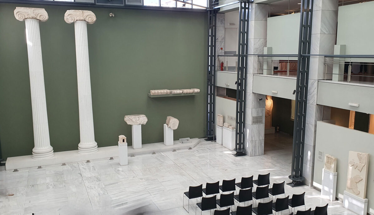 Οι εντυπωσιακοί ιωνικού ρυθμού κίονες και κιονόκρανα, του περίπτερου ιωνικού ναού που κοσμούσε το ιερό της Παρθένου τον 5ο αι. π.Χ. δεσπόζουν σήμερα στη νέα πτέρυγα του Αρχαιολογικού Μουσείου Καβάλας. Πηγή εικόνας: ΑΠΕ-ΜΠΕ.