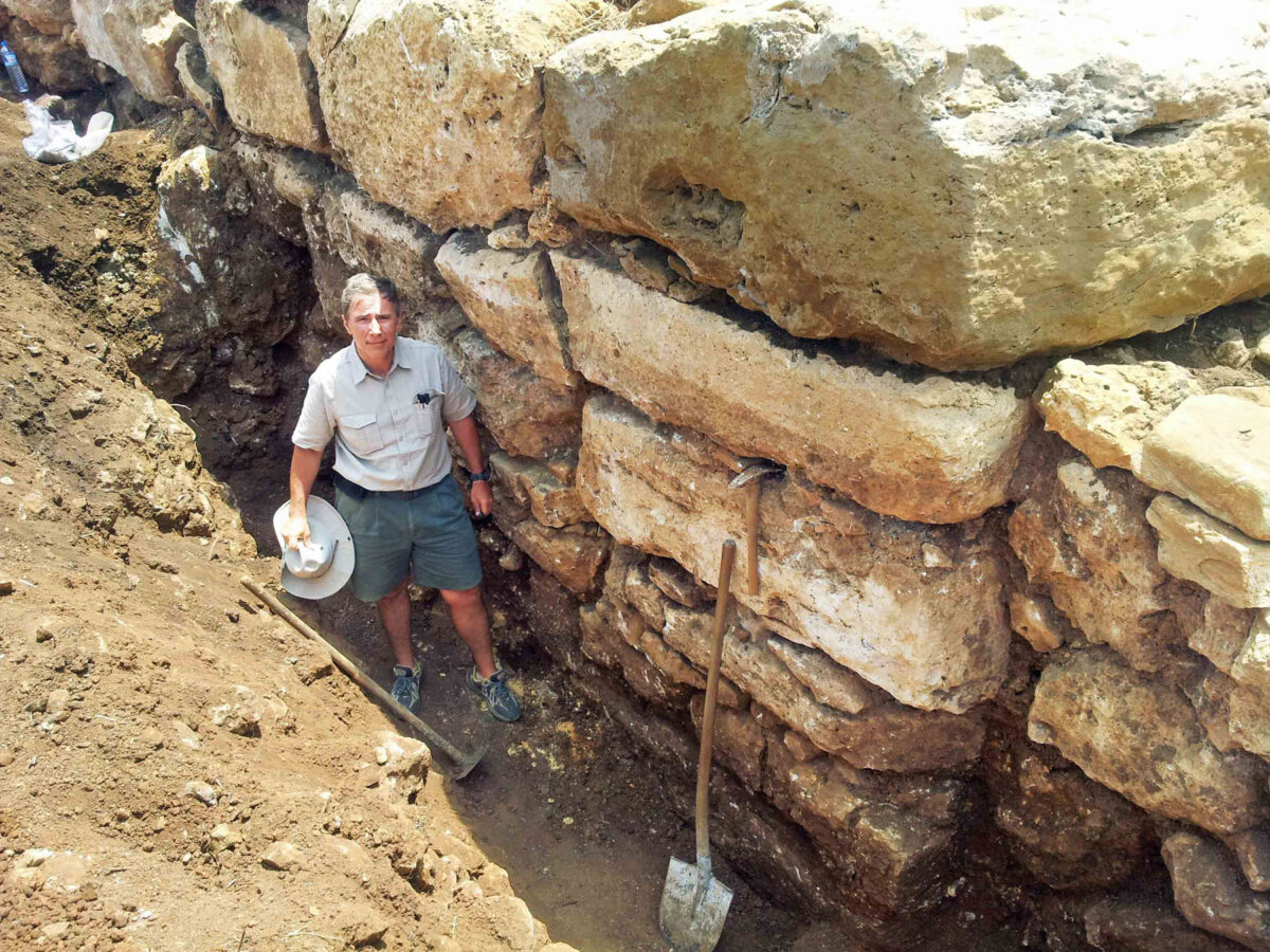 Ο Μ. Κοσμόπουλος κατά τη διάρκεια ανασκαφής τμήματος κυκλώπειας οχύρωσης. Πηγή εικόνας: ΑΠΕ-ΜΠΕ / Μ. Κοσμόπουλος.