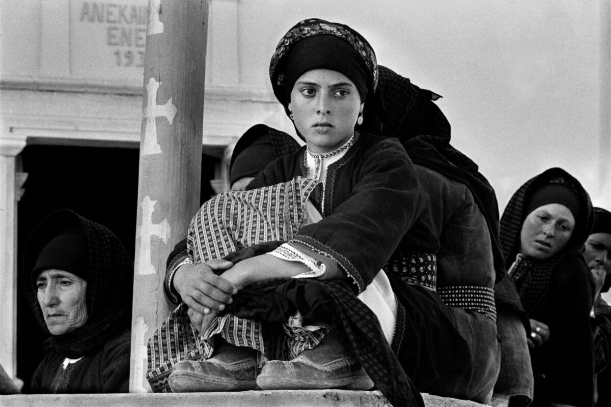 Constantine Manos, Όλυμπος, Κάρπαθος. © The Constantine Manos Foundation, Inc. Πηγή εικόνας: MOMUS - Μουσείο Φωτογραφίας Θεσσαλονίκης.