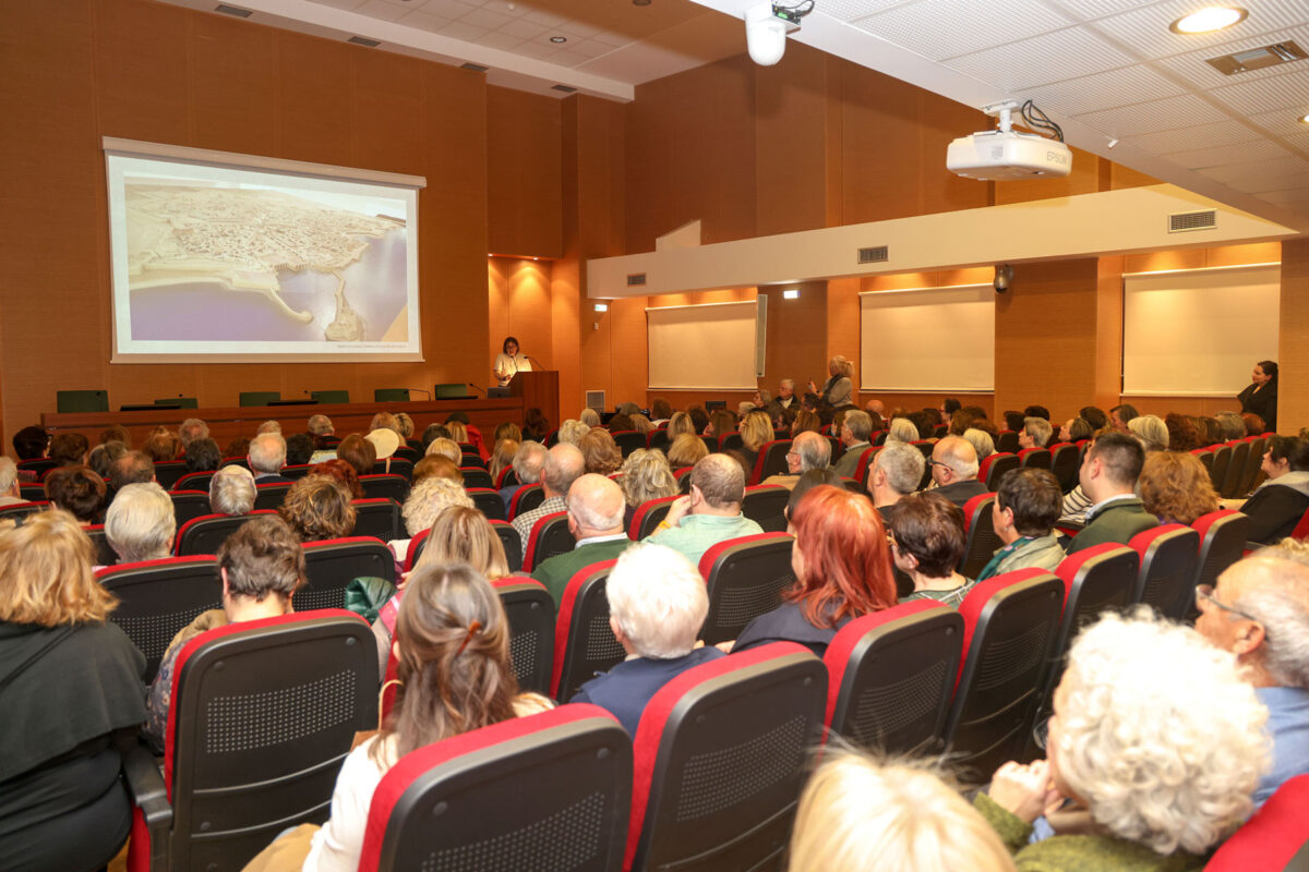 Στιγμιότυπο από την ομιλία της Τασούλας Μαρκομιχελάκη. Πηγή εικόνας: Δήμος Ηρακλείου.