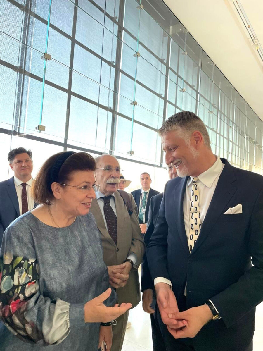 Η υπουργός Πολιτισμού Λίνα Μενδώνη και ο Ιταλός υπουργός Πολιτισμού Alessandro Giuli στο Μουσείο της Ακρόπολης. Πηγή εικόνας: ΥΠΠΟ.