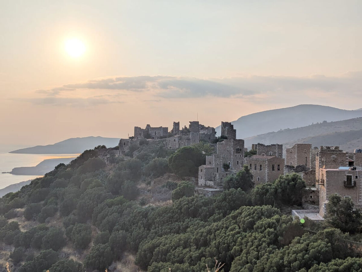 Το τοπίο της Μέσα Μάνης είναι διάσπαρτο με πολεμόπυργους, όπως αυτοί στο εικονιζόμενο χωριό της Βάθειας. Τα πυργόσπιτα λειτουργούσαν τόσο ως οχυρωματικές κατασκευές όσο και ως κατοικίες, με το κάθε πυργόσπιτο να ανήκει σε συγκεκριμένη διευρυμένη οικογένεια (πατριά). © Λεωνίδας-Ρωμανός Νταβράνογλου.