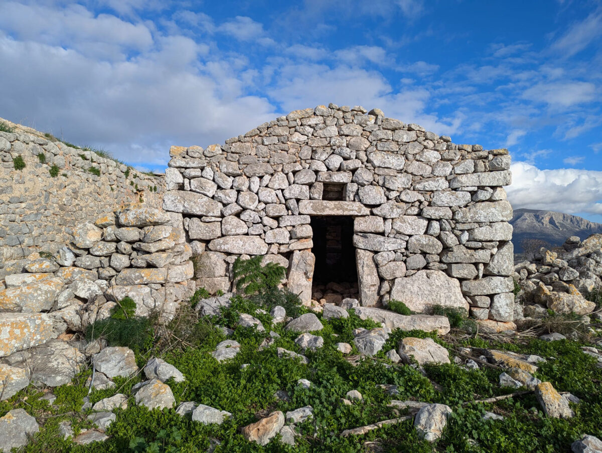 Ο ναός του Αγίου Γεωργίου (11ος-12ος αιώνας) στον αρχαίο οικισμό της Άνω Πούλας. Ο ναός ακολουθεί τη μεγαλιθική οικοδομική παράδοση της Μέσα Μάνης, η οποία χαρακτηρίζεται από τη χρήση εξαιρετικά μεγάλων λίθινων όγκων που τοποθετούνται χωρίς κονίαμα. © Λεωνίδας-Ρωμανός Νταβράνογλου.
