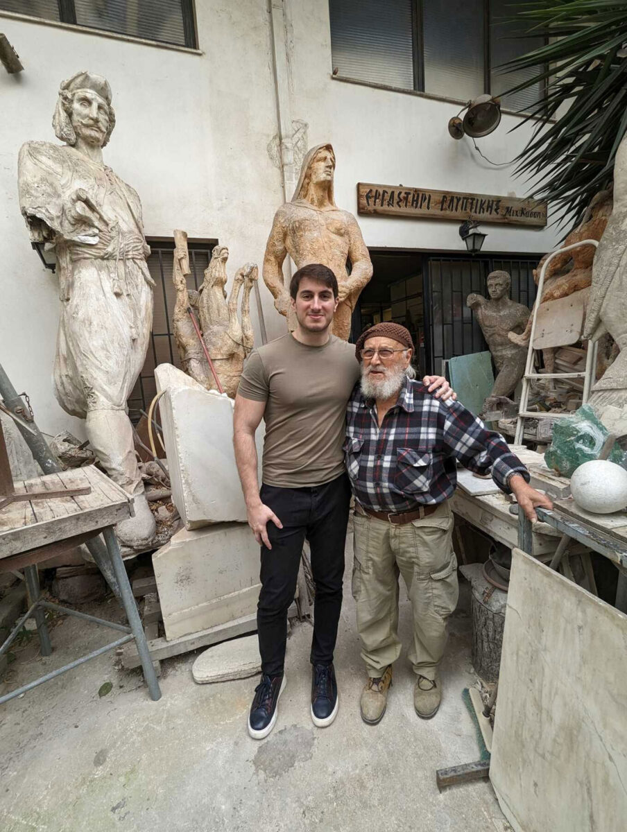 Ο καταξιωμένος Μέσα Μανιάτης γλύπτης, ζωγράφος και λογοτέχνης Μιχάλης Κάσσης μαζί με τον επικεφαλής της έρευνας, Λεωνίδα-Ρωμανό Νταβράνογλου. © Βίνια Τσοπέλα.