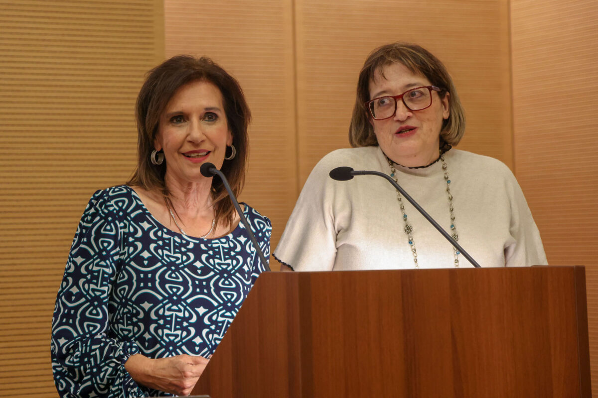 Η αντιδήμαρχος Πολιτισμού του δήμου Ηρακλείου Ρένα Παπαδάκη-Σκαλίδη και η Τασούλα Μαρκομιχελάκη. Πηγή εικόνας: Δήμος Ηρακλείου.