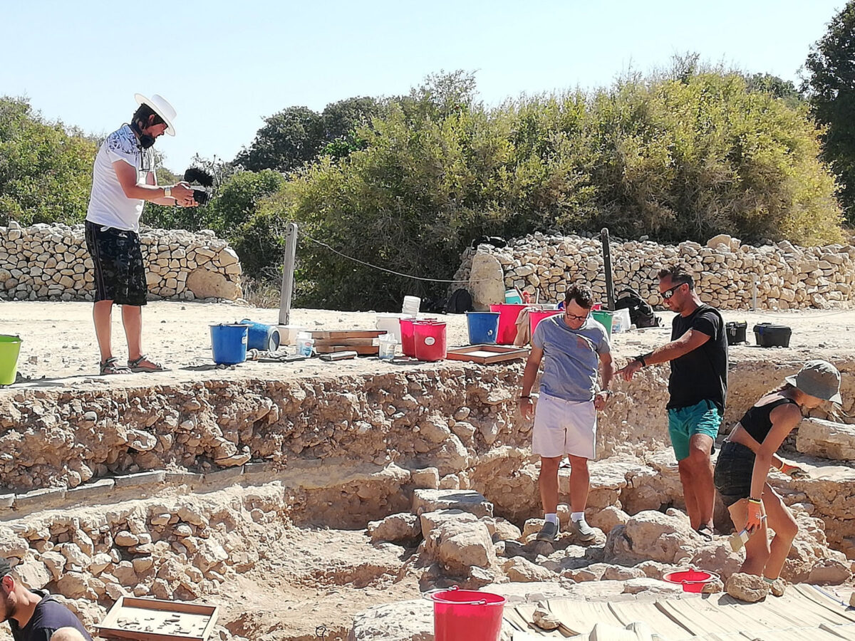 Αγορά T.II, 2025. Εργασίες στο σκάμμα (στρώμα ανασκαφής), E. Papuci-Władyka. Πηγή εικόνας: Υφυπουργείο Πολιτισμού Κύπρου.