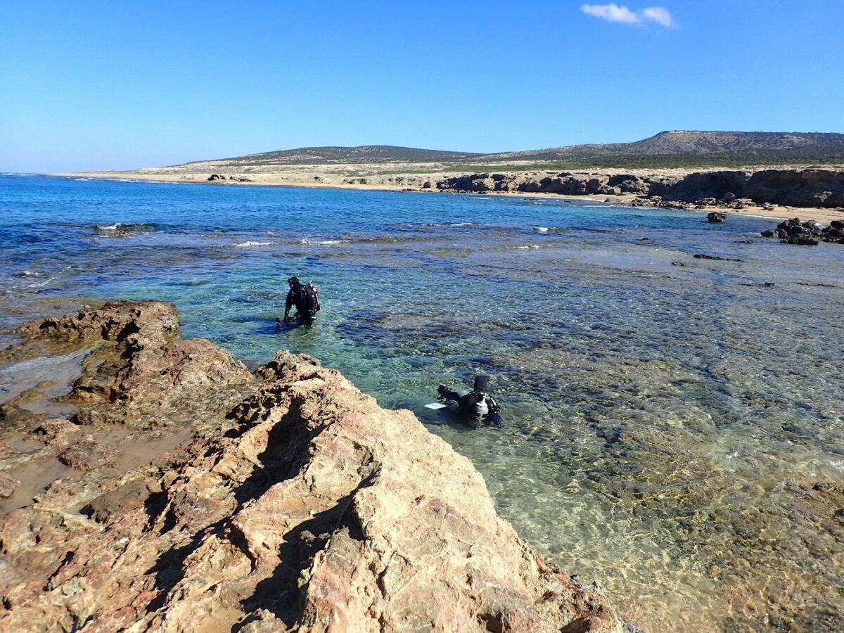 Εικ. 3. Οι δύτες κατά την έναρξη της υποβρύχιας επισκόπησης. Πηγή εικόνας: Υφυπουργείο Πολιτισμού Κύπρου.
