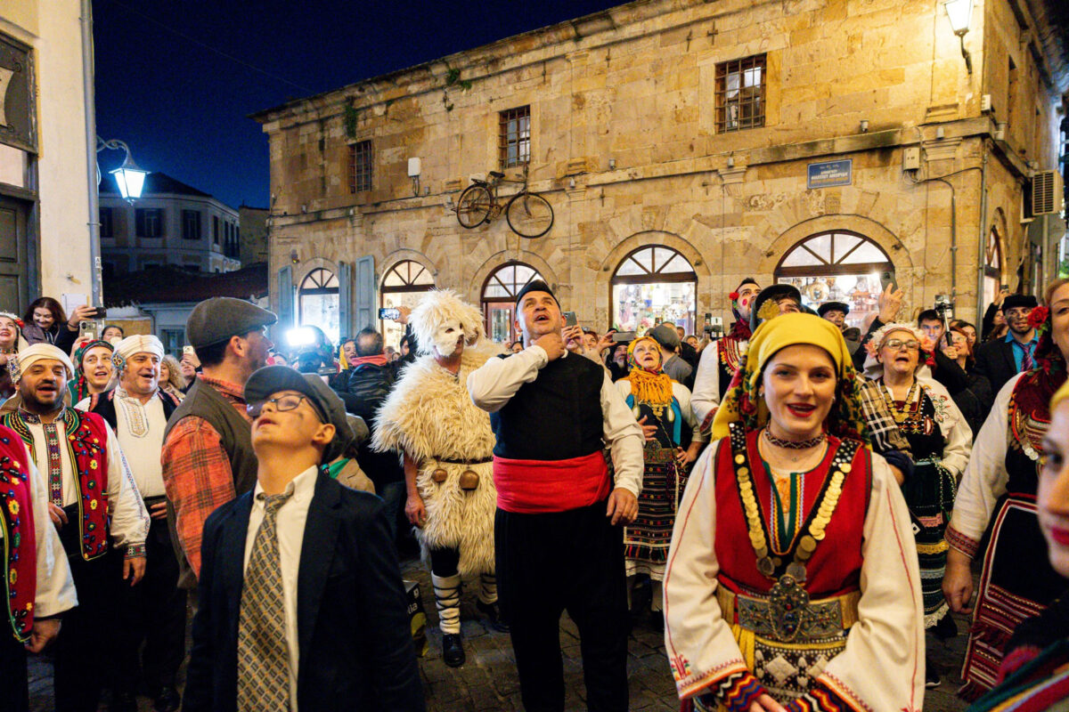 O «Καλόγερος» δεν αναπαριστά απλώς ένα έθιμο. Eπαναφέρει μια τελετουργία βαθιά ριζωμένη στη συλλογική μνήμη της Θράκης. Πηγή εικόνας: Δήμος Ξάνθης.