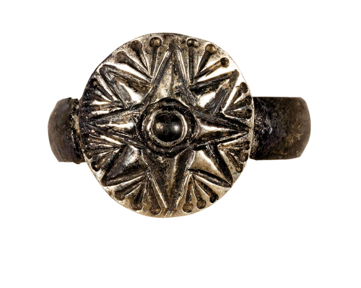 MM II σφραγιστικό δακτυλίδι από κράμα αργύρου από το Ταφικό Κτίριο 9 στη νεκρόπολη του Πετρά (φωτ.: Χ. Παπανικολόπουλος, Αρχείο Ανασκαφών Πετρά).