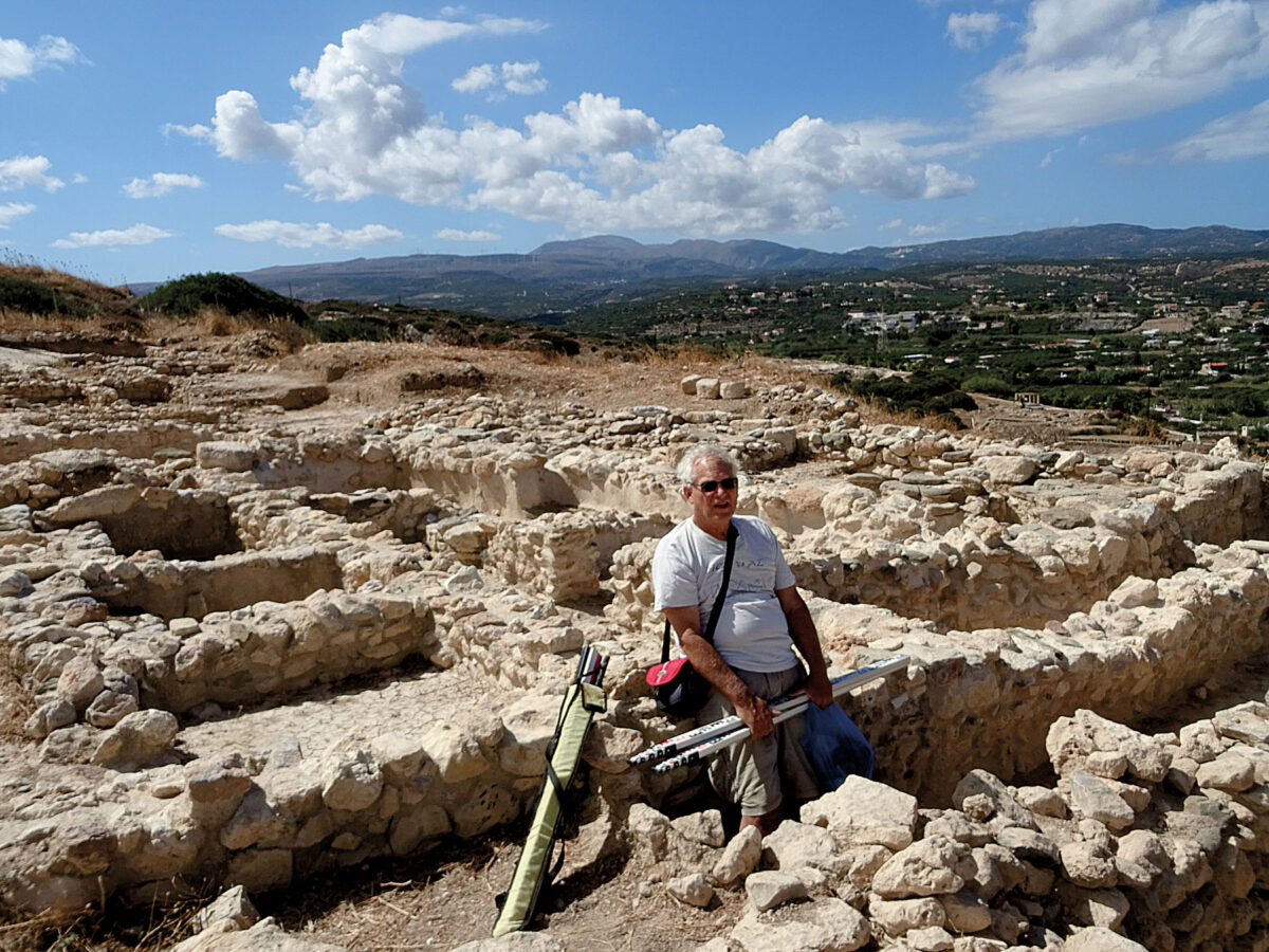 Ο David Rupp στην ανασκαφή της νεκρόπολης του Πετρά, το 2020.