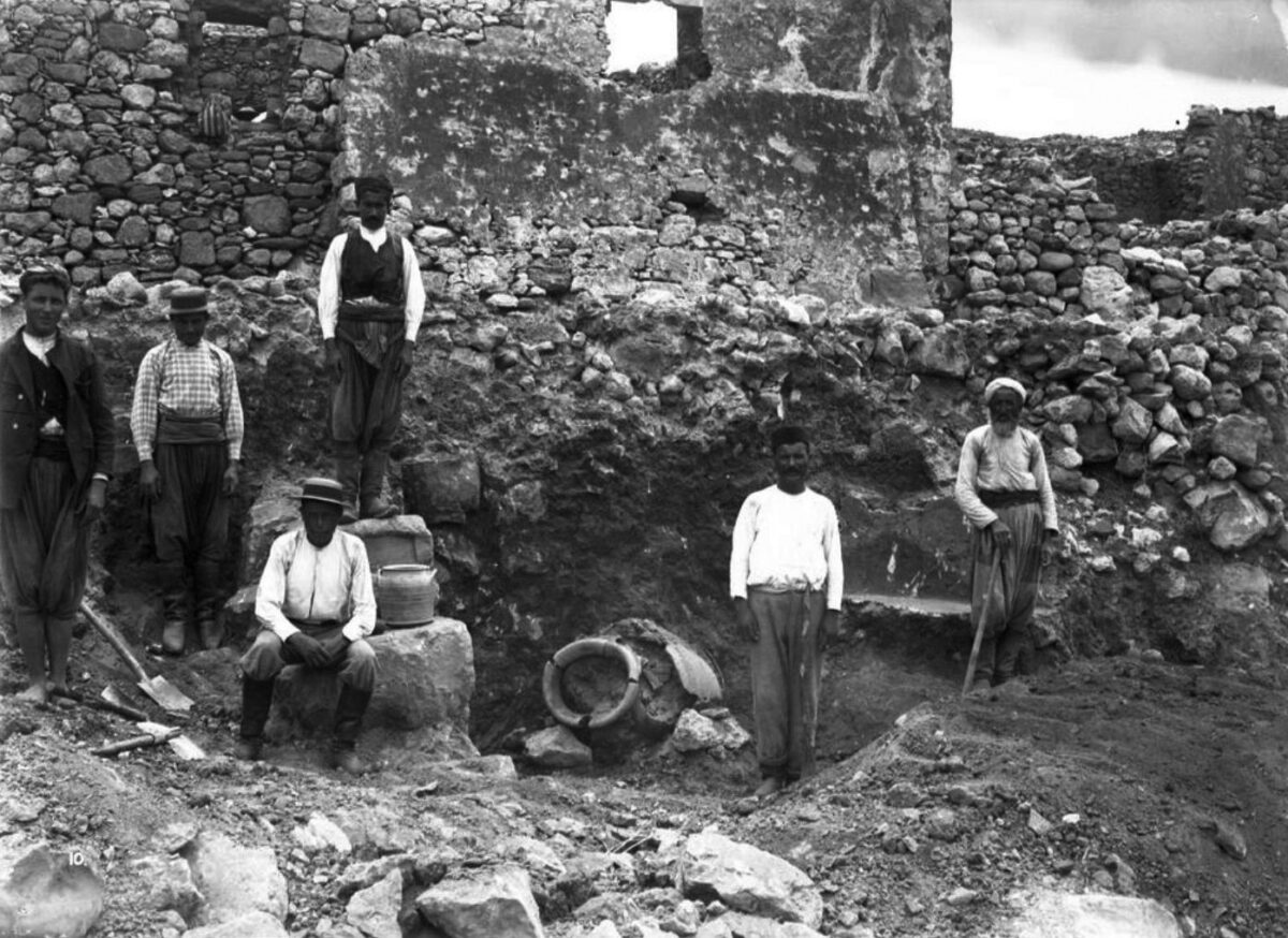 Ανασκαφή R.C. Bosanquet 1900 (Αρχείο Βρετανικής Σχολής Αθηνών).