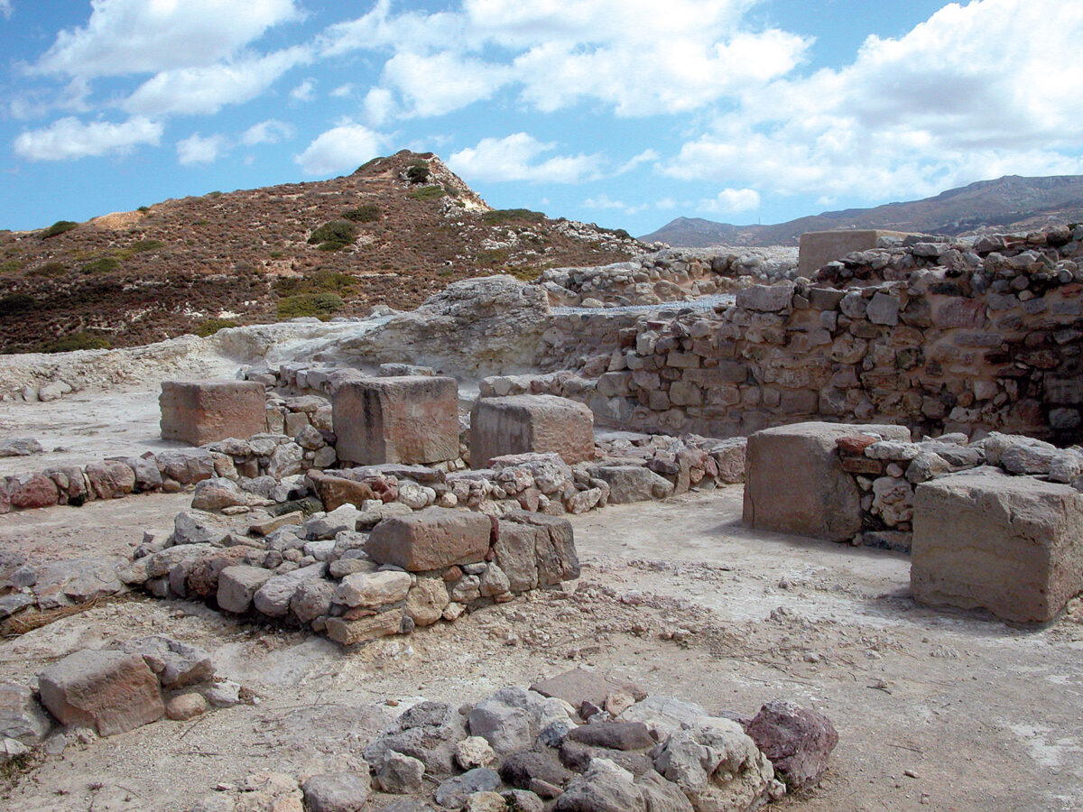 Σε πρώτο πλάνο το ανάκτορο. Στο βάθος ο λόφος της νεκρόπολης.