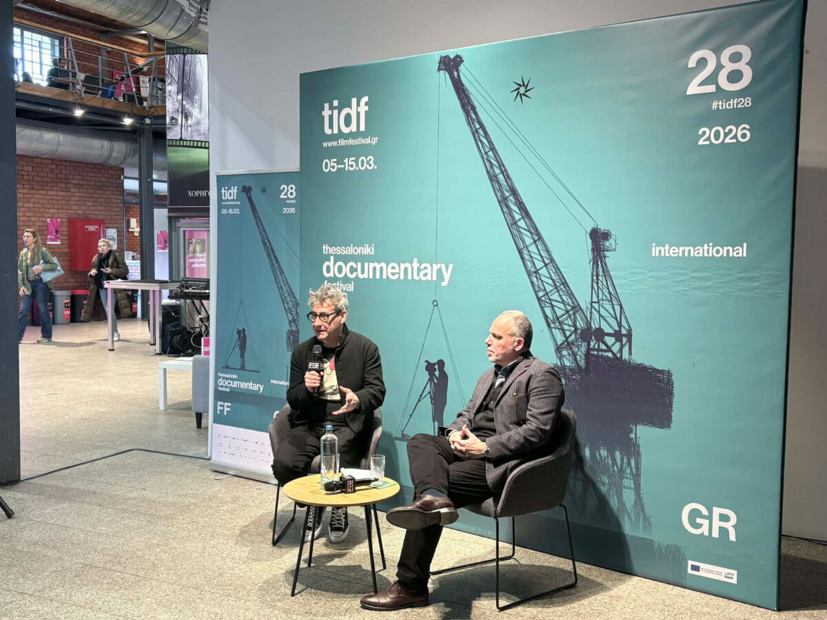 Ο καλλιτεχνικός διευθυντής του Φεστιβάλ Ντοκιμαντέρ Θεσσαλονίκης Ορέστης Ανδρεαδάκης και ο πρόεδρος της Εφορείας των Γενικών Αρχείων του Κράτους Δημήτρης Π. Σωτηρόπουλος, κατά τη διάρκεια της εκδήλωσης. Πηγή εικόνας: ΑΠΕ-ΜΠΕ.