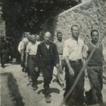 ΥΠΠΟ: Ολοκληρώθηκε η μεταβίβαση κυριότητας της φωτογραφικής συλλογής των 200 της Καισαριανής  