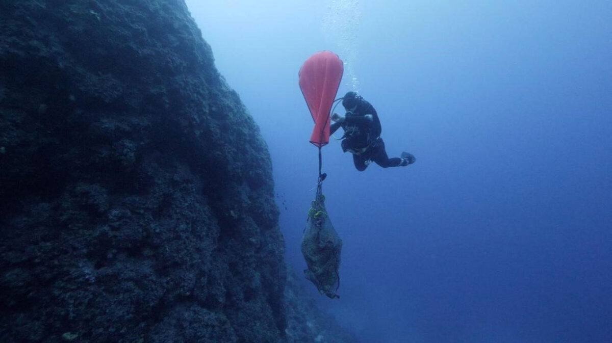 Ανέλκυση αμφορέα από το ναυάγιο ΚΘ1. Πηγή εικόνας: ΥΠΠΟ.