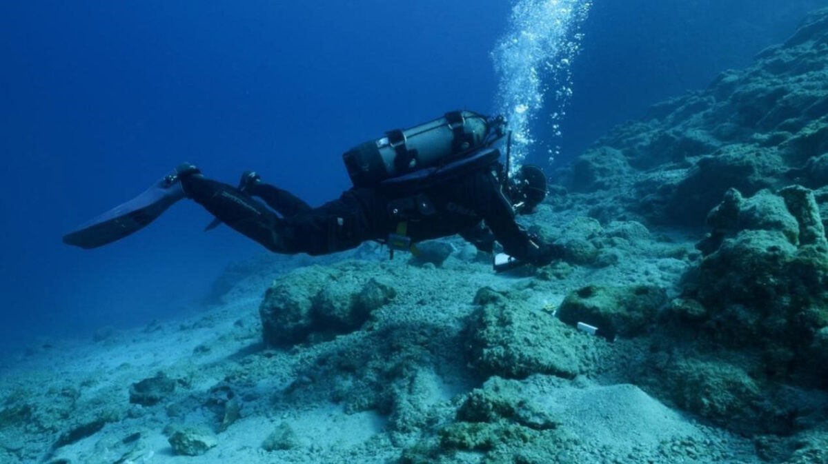 Φωτογράφιση προϊστορικής άγκυρας. Πηγή εικόνας: ΥΠΠΟ.
