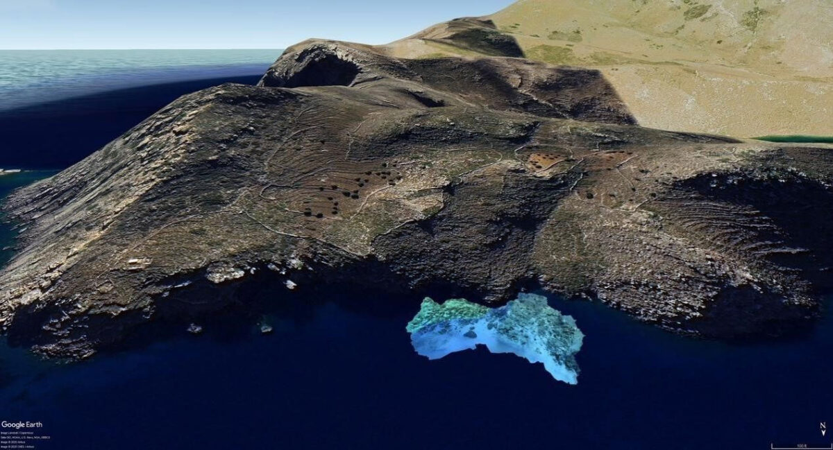  Άποψη της θέσης του ναυαγίου ΚΘ3 σε σχέση με τον χερσαίο χώρο. Πηγή εικόνας: ΥΠΠΟ.