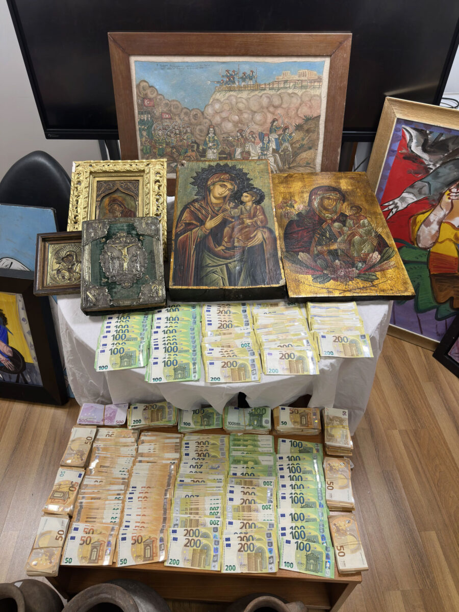 Μέρος των αντικειμένων που κατασχέθηκαν από αστυνομικούς της Διεύθυνσης Αντιμετώπισης Οργανωμένου Εγκλήματος (πηγή εικόνας: ΕΛΑΣ).