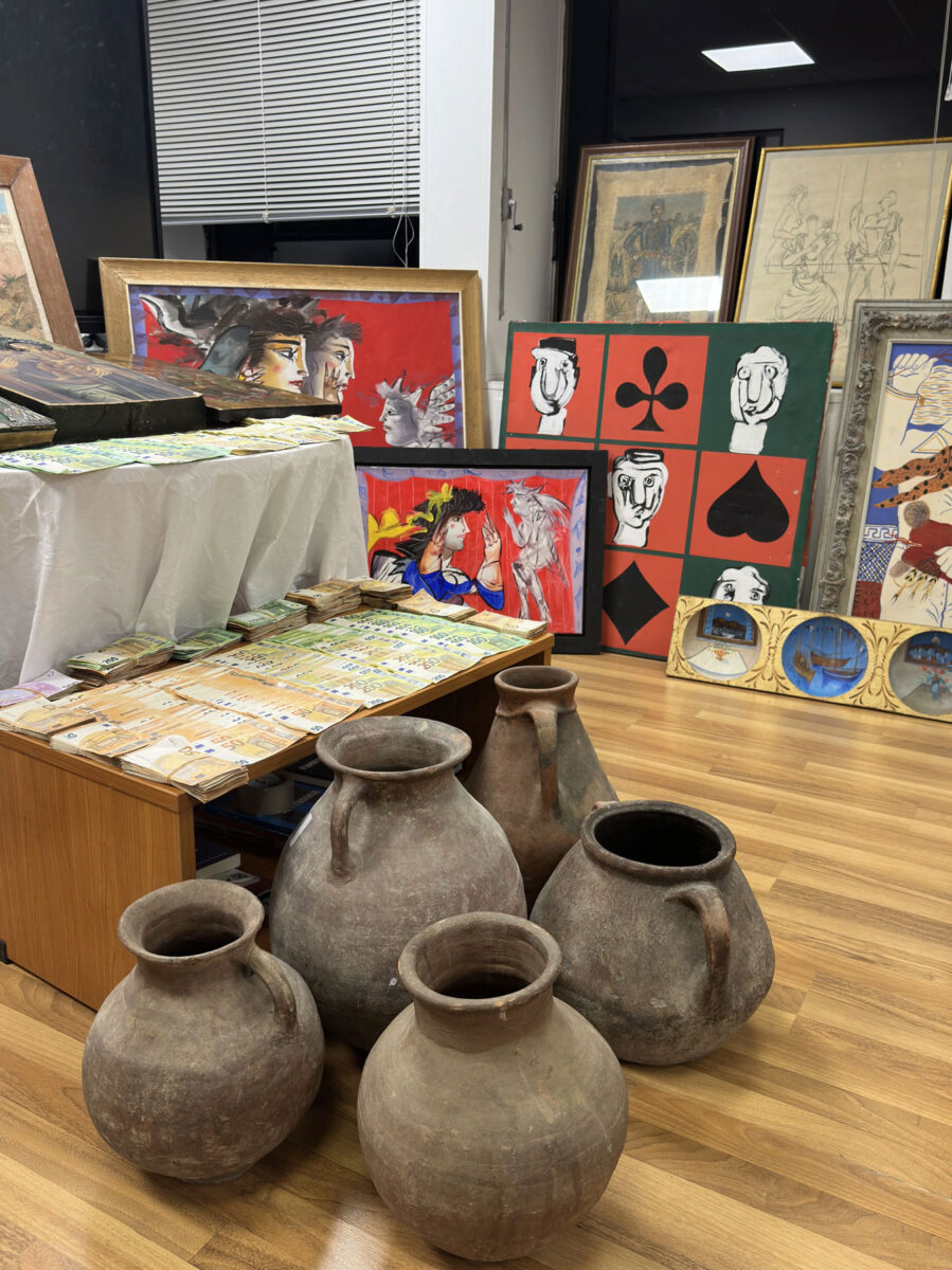 Μέρος των αντικειμένων που κατασχέθηκαν από αστυνομικούς της Διεύθυνσης Αντιμετώπισης Οργανωμένου Εγκλήματος (πηγή εικόνας: ΕΛΑΣ).