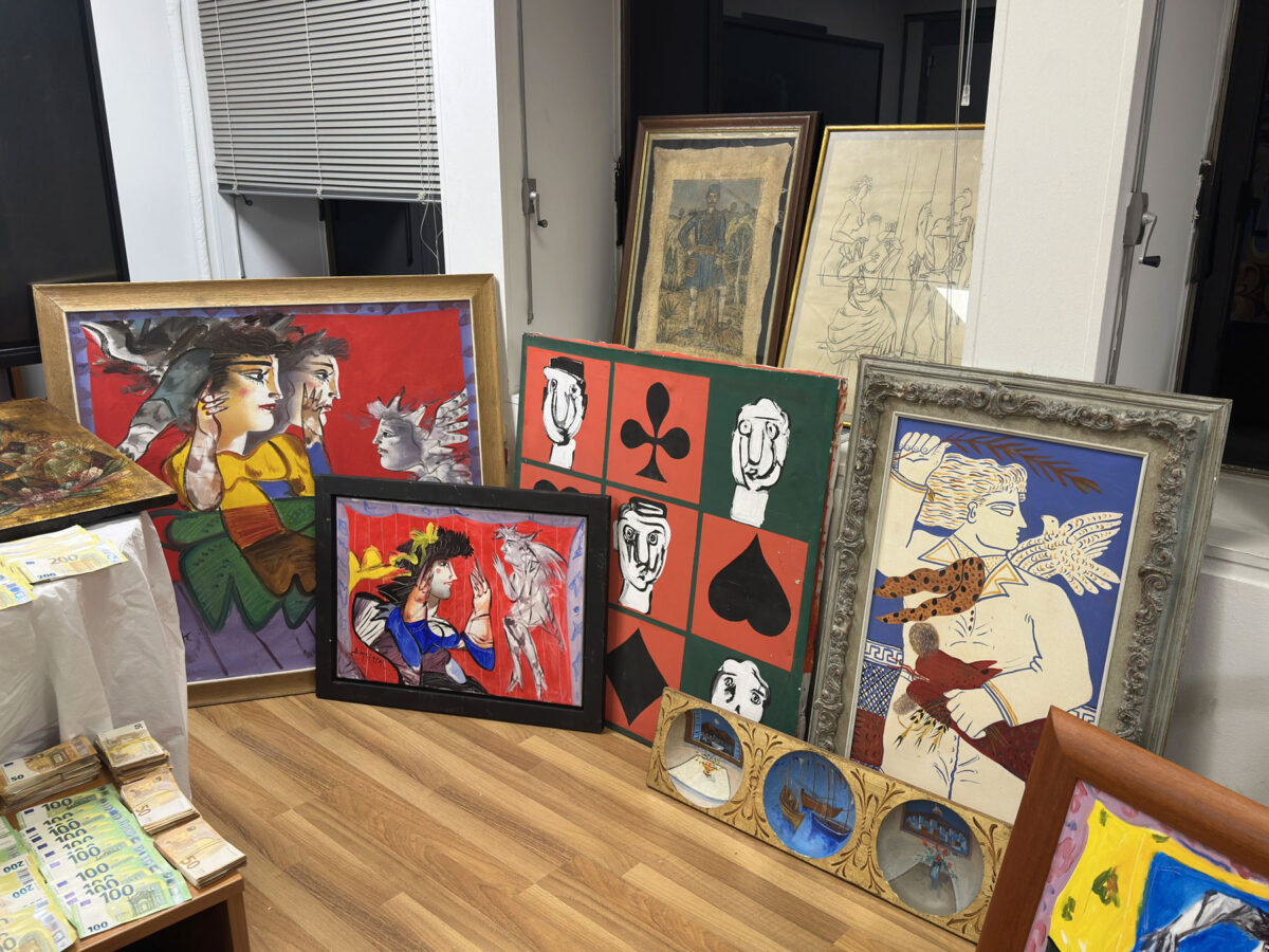 Μέρος των αντικειμένων που κατασχέθηκαν από αστυνομικούς της Διεύθυνσης Αντιμετώπισης Οργανωμένου Εγκλήματος (πηγή εικόνας: ΕΛΑΣ).