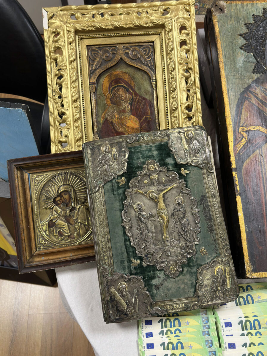 Μέρος των αντικειμένων που κατασχέθηκαν από αστυνομικούς της Διεύθυνσης Αντιμετώπισης Οργανωμένου Εγκλήματος (πηγή εικόνας: ΕΛΑΣ).