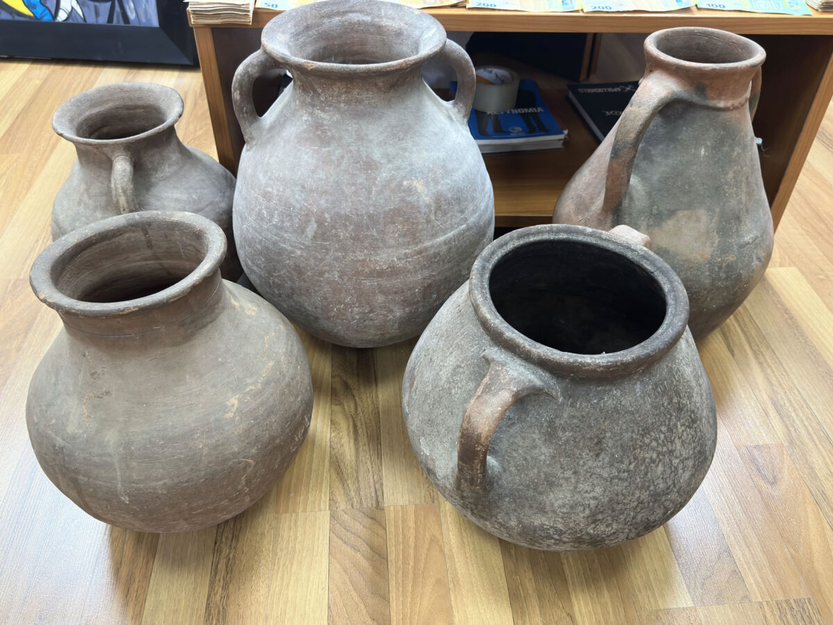 Μέρος των αντικειμένων που κατασχέθηκαν από αστυνομικούς της Διεύθυνσης Αντιμετώπισης Οργανωμένου Εγκλήματος (πηγή εικόνας: ΕΛΑΣ).